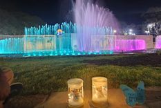La fuente de plaza Independencia se iluminó este miércoles y jueves.