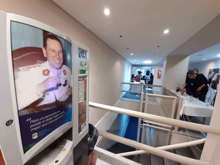 El búnker del Frente de Todos está listo para que los candidatos hablen con la prensa. Sólo falta saber si se mostrarán optimistas o preocupados por el resultado