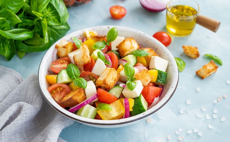 Ensalada panzanella Una receta clásica de Italia para hacer en pocos pasos. Foto: Shutterstock