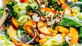 Ensalada veraniega con duraznos a la plancha. Ensalada veraniega con duraznos a la plancha.