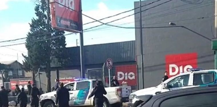 80 personas ingresaron a un supermercado Día % Foto: Captura de video.