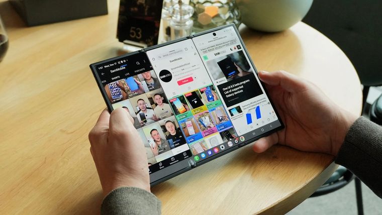 Samsung apuesta por un diseño experimental con múltiples pantallas plegables. Samsung apuesta por un diseño experimental con múltiples pantallas plegables.