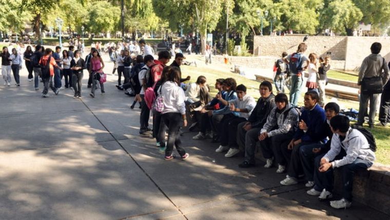 De la pantalla del ordenador a la multitudinaria Plaza Independencia: la historia de la rateada que marcó un antes y un después en Mendoza. Foto: Archivo MDZ