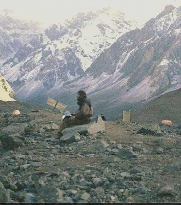 Gustavo fue retratado por una amiga en el momento exacto del inicio del cacerolazo