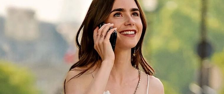 La británica Lily Collins ha enamorado a todos con su papel en Emily en París Foto: Emily en París