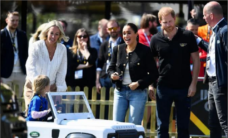Meghan Markle, la duquesa de Sussex, eligió un jean recto de corte clásico que combinó con una chaqueta de tweed en los juegos Invictus en La Haya. Foto: Instagram