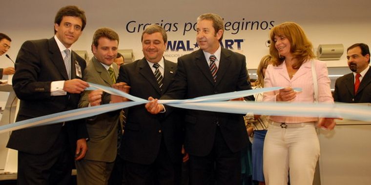 Berard, presidente de Wal-Mart Argentina; Peñate, director de la sucursal; Miranda, intendente de Las Heras; Julio Cobos y Laura Montero. Foto: Nacho Gaffuri / MDZ