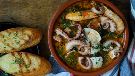 La receta de zarzuela de mariscos recibe su nombre por la variedad de ingredientes que combina, de forma similar a una obra musical con diferentes voces, lo que la convierte en una receta rica en matices y contrastes de sabores.