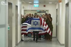 Tras su liberación, Edan Alexander camina a encontrarse con sus familiares, en el Tel Aviv Sourasky Medical Center. Foto: EFE