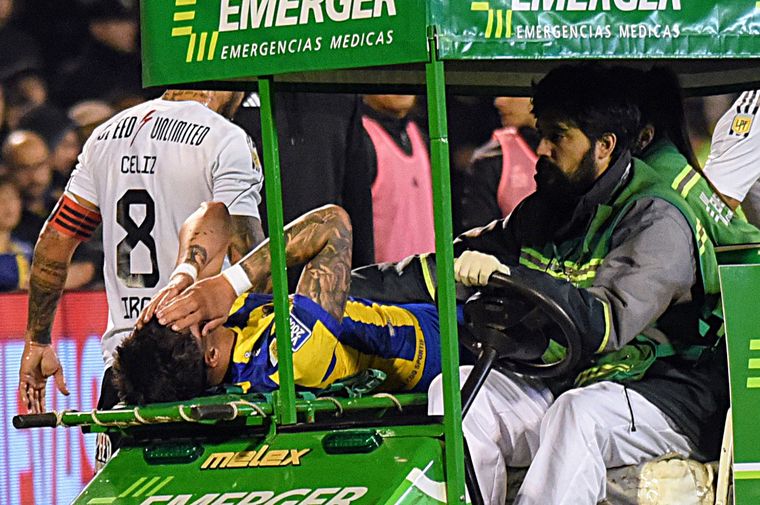 El defensor juvenil de Rosario Central abandonó el campo de juego por una durísima lesión.&nbsp;