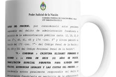 Según la publicación en Mercado Libre, la taza es de cerámica sublimada y muestra el fallo de la Corte Suprema contra Cristina Kirchner. Según la publicación en Mercado Libre, la taza es de cerámica sublimada y muestra el fallo de la Corte Suprema contra Cristina Kirchner.