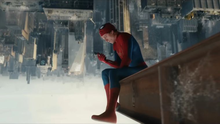 Peter Parker sorprendió a todos al lucir un moderno teléfono de Samsung en el tráiler de Spider-Man: Brand New Day.