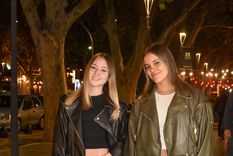 Mirá la galería de mendocinos y turistas que salieron a disfrutar la noche en la icónica arteria de la ciudad.