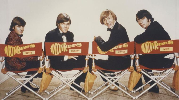 El grupo pop The Monkees, formado por Davy Jones, Micky Dolenz, Peter Tork y Mike Nesmith (el primero a la derecha), posa en sus sillas de director para la serie de televisión de 1966-68.