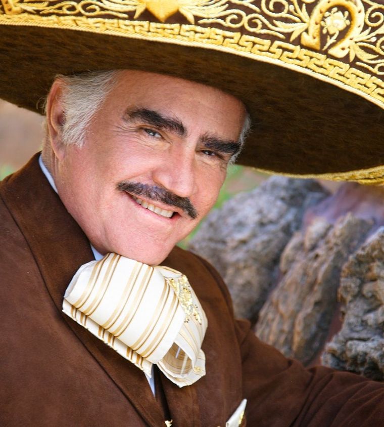 Vicente Fernández fue también conocido como El Charro de Huentitán o Chente.
