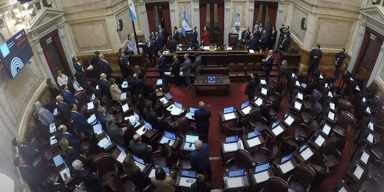 Hasta el momento, Victoria Villarruel no se pronunció públicamente sobre las solicitudes presentadas por ambos bloques. Hasta el momento, Victoria Villarruel no se pronunció públicamente sobre las solicitudes presentadas por ambos bloques.