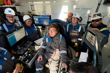 Milei usa el mameluco de YPF. Cuestiona la expropiación, pero disfruta de los logros de la petroleras estatal. Milei usa el mameluco de YPF. Cuestiona la expropiación, pero disfruta de los logros de la petroleras estatal.