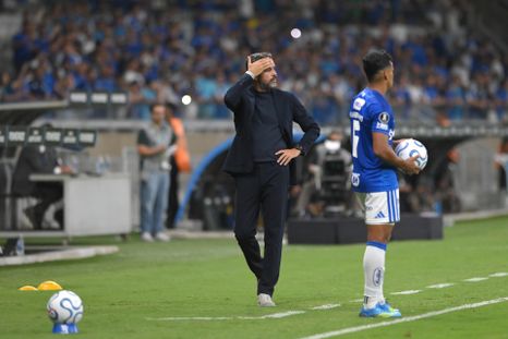 Artur Jorge apuntó contra el arbitraje en Cruzeiro-Boca. Artur Jorge apuntó contra el arbitraje en Cruzeiro-Boca.