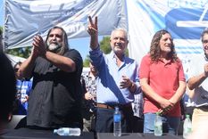 El intendente platense Julio Alak participando con Baradel y De Isasi del encuentro multisectorial contra el DNU de Milei Foto: Nicolas Braicovich