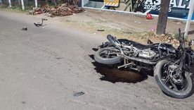 La motociclista quedó tendida sobre el asfalto. La motociclista quedó tendida sobre el asfalto.