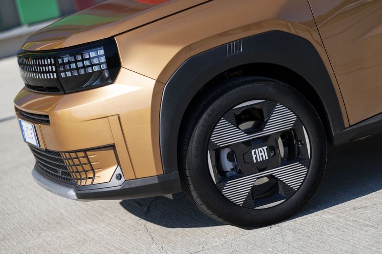 Con un precio promocional en España de 16.150 euros, este simpático modelo ofrece a las familias un modelo electrificado a precio accesible.