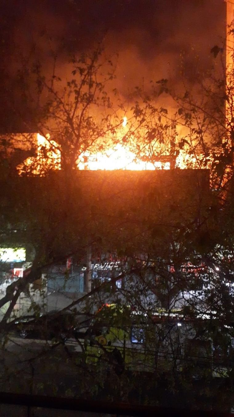 Impresionante incendio en calle Colón obliga al personal de Bomberos a evacuar toda la zona