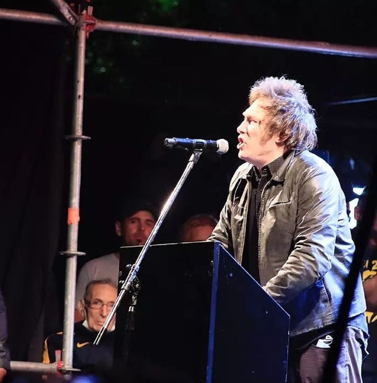 Javier Milei arremetió contra Elisa Carrió.