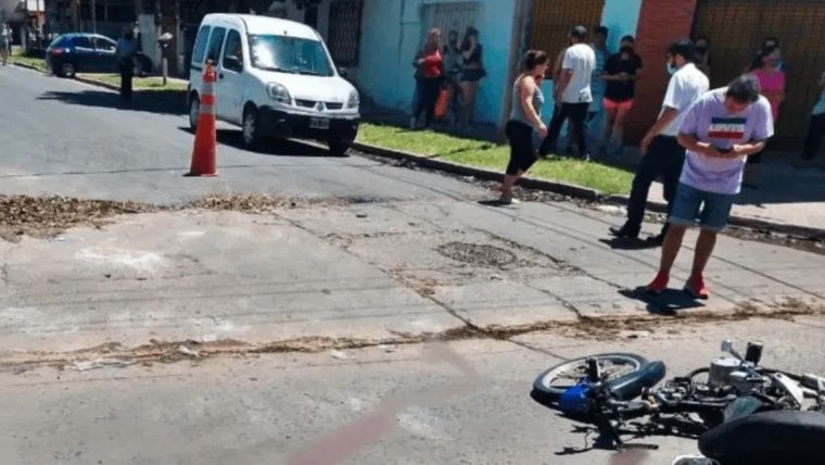 El camión atropelló a la moto que trasladaba a una pareja y a un bebé de un año y medio