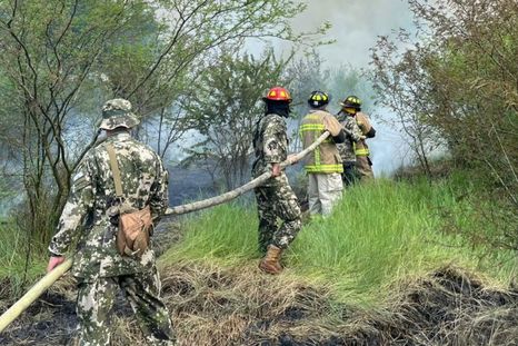 El incendio es cubierto por personal de la Fuerza Aérea de Paraguay.&nbsp;