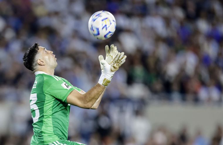 Dibu Martínez le aplicó su cuota de picante al clásico Argentina-Brasil. Foto: Fotobaires