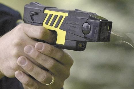 La acusada fue reducida con una pistola tase (imagen ilustrativa). Foto: Archivo MDZ