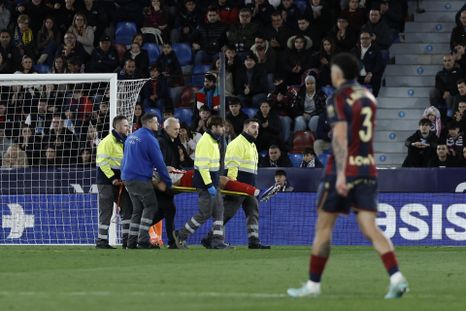 El delantero del Atlético de Madrid Alexander Sorloth se retira en camilla tras el fuerte traumatismo que le provocó su choque con Moreno y Le Normand. El delantero del Atlético de Madrid Alexander Sorloth se retira en camilla tras el fuerte traumatismo que le provocó su choque con Moreno y Le Normand.