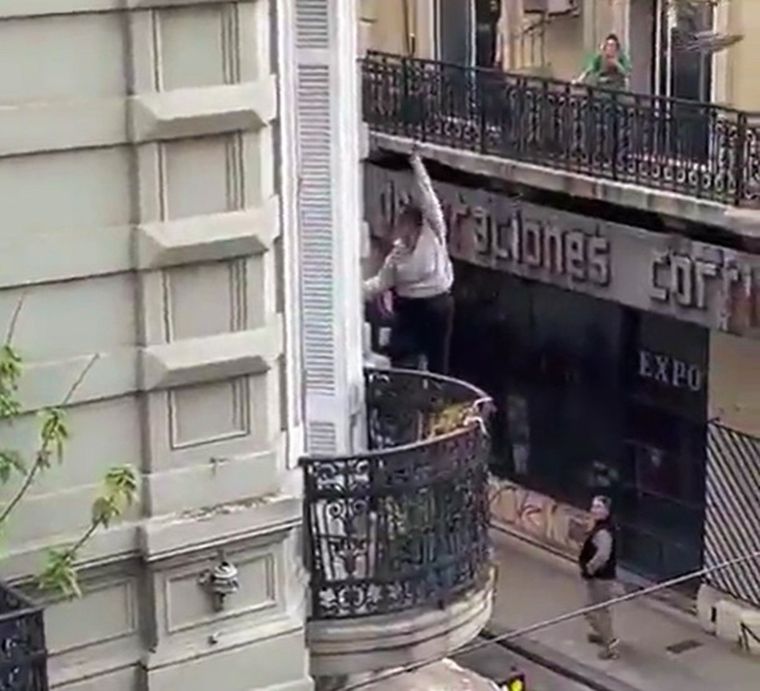 Una mujer se colgó de un cable para evitar las llamas Foto: Captura de video