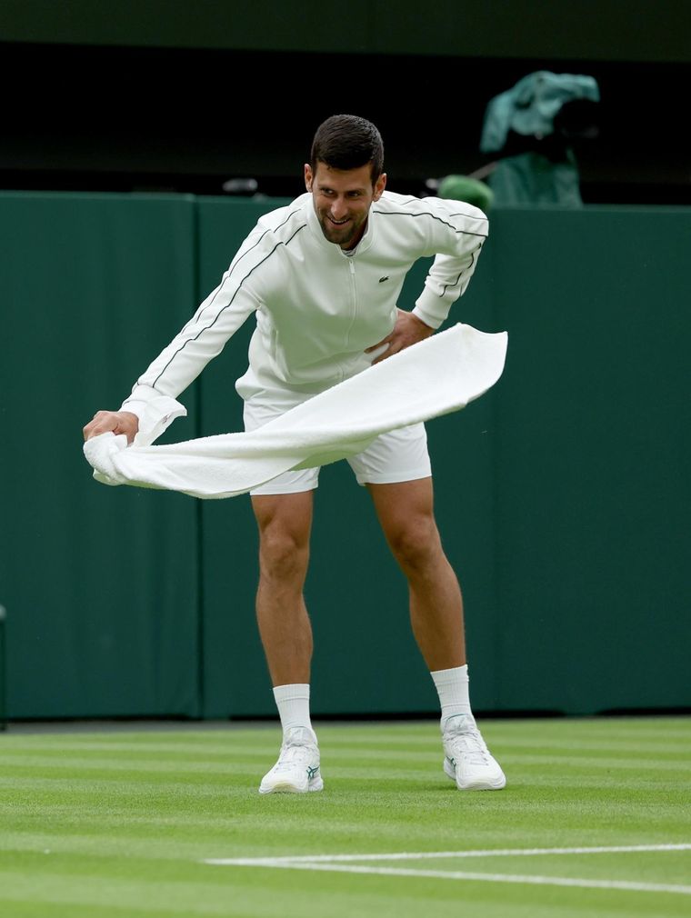 Djokovic y un acto cómico de varias partes en su debut en Wimbledon Foto: EFE