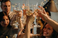 Las bebidas y las comidas frecuentes de diciembre no son el mejor aliado para nuestra salud. Foto de cottonbro en Pexels