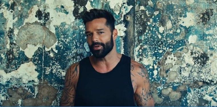El nuevo video de Ricky: Tiburones.