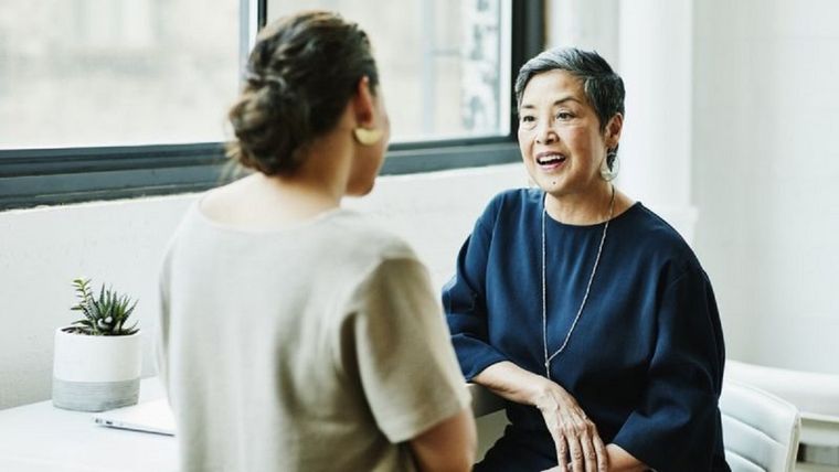 La técnica de la imitación lingüística puede ser útil en entornos profesionales y también personales.Créditos: Getty Images