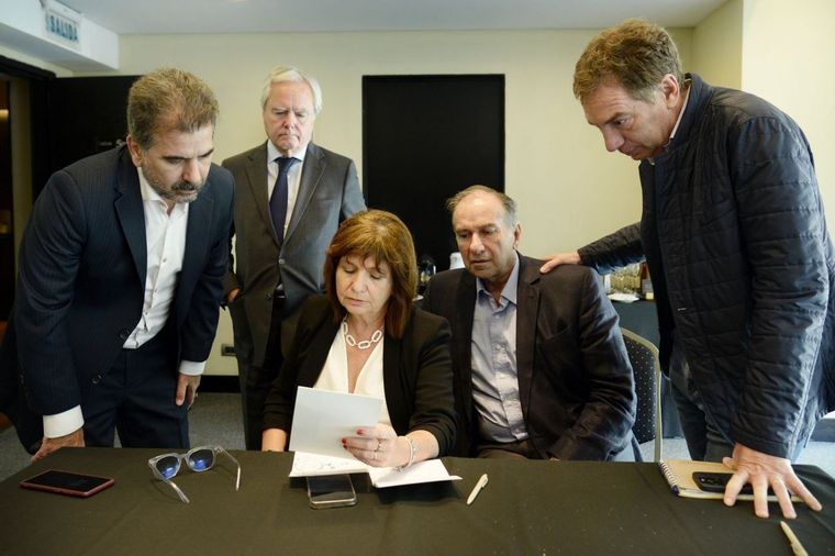 Macrismo. Patricia Bullrich y Diego Santilli, en representación de Rodríguez Larreta, definieron la letra chica del comunicado que emitió el PRO.