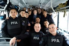 Javier Milei con efectivos de la Policía Federal