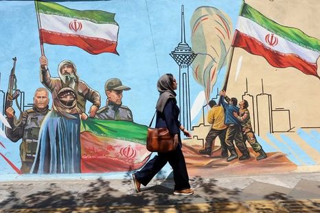 Una mujer camina por las calles de Teherán, Irán. Una mujer camina por las calles de Teherán, Irán.