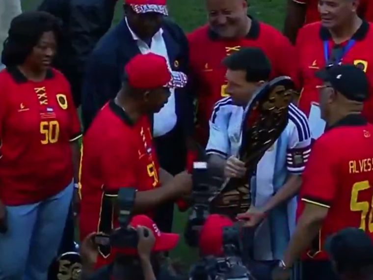 Lionel Messi, figura y capitán argentino, recibió un trofeo especial en la previa del amistoso que se disputó en Luanda por el aniversario del país africano.