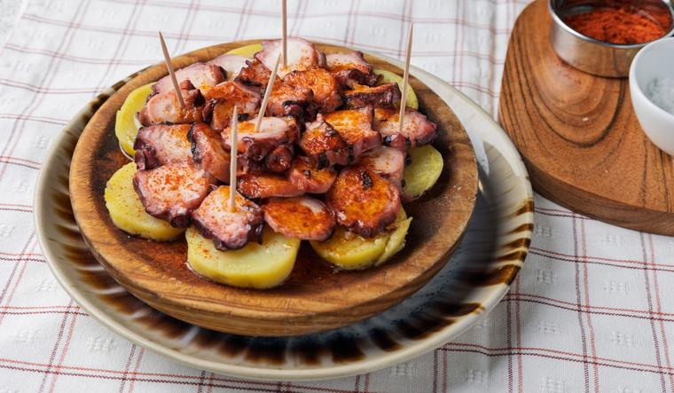 Originalmente gallega, esta receta se ha extendido por toda España y el mundo, convirtiéndose en un símbolo de la cocina del norte. Originalmente gallega, esta receta se ha extendido por toda España y el mundo, convirtiéndose en un símbolo de la cocina del norte.