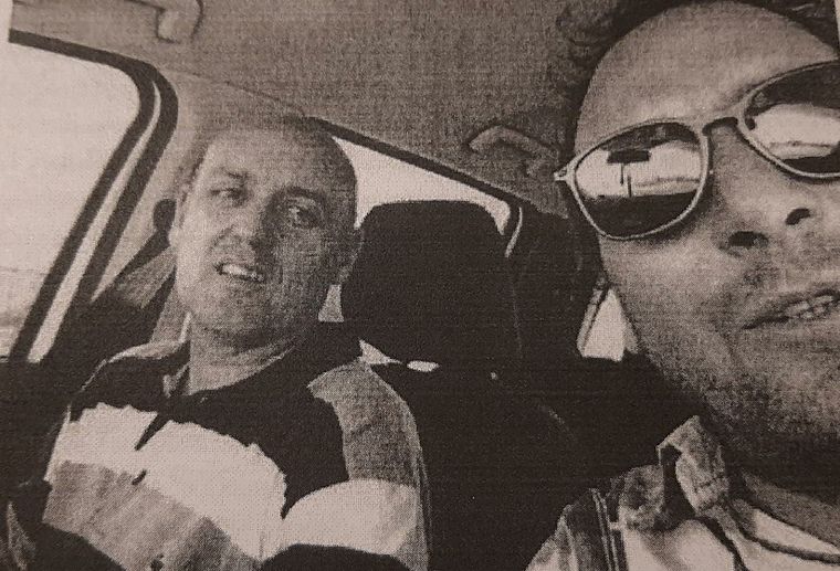 Ortego (derecha) posando el día en que excarcelaron a Eugenio Javier Nasi (izquierda), quien también está imputado por pagar coimas