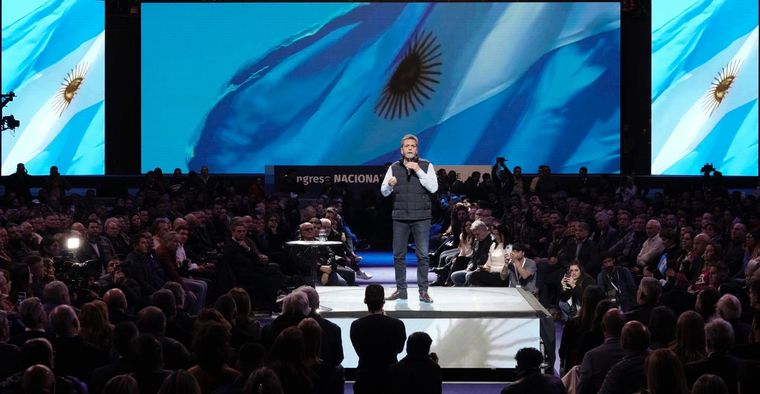 Sergio Massa habla ante el congreso del Frente Renovador. Participará en la elección del FdT con o sin PASO. Otra cara de las realidades paralelas que vive la Argentina Foto: Ministerio de Economía