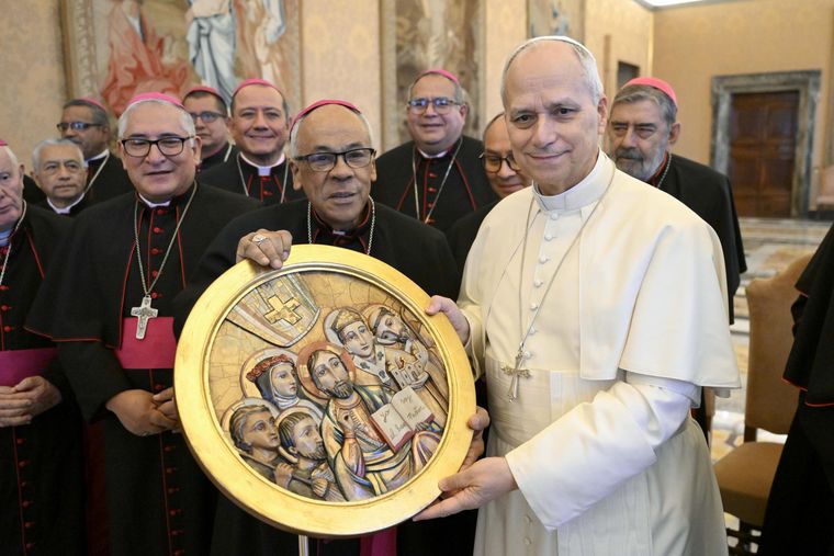 Papa Leon XIV con obispos del Perú