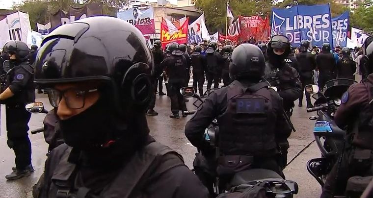 Los piqueteros piden que se vuelva a enviar más comida a los comedores, que se aumenten los programas sociales y que cesen las cusas contra los dirigentes de los movimientos sociales. Foto: Captura de pantalla