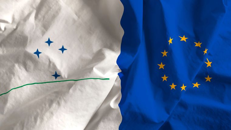 Las banderas de Mercosur y la Unión Europea previo al acuerdo que se firmará este sábado en Asunción, con presencia del presidente Javier Milei..