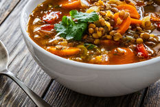 La receta de sopa de lentejas mexicana tiene raíces españolas, pero con el paso del tiempo se adaptó al gusto local, incorporando ingredientes como el chorizo, el jitomate y el cilantro, que le dan su característico sabor