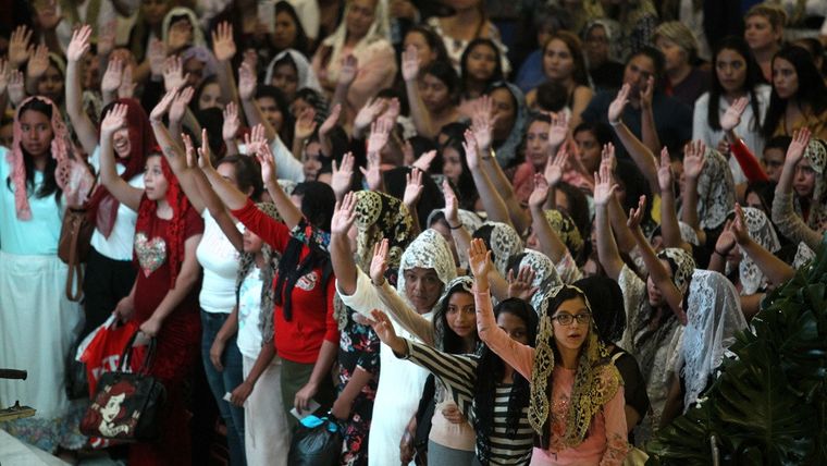 Fieles de la iglesia La Luz del Mundo participan en una ceremonia en Guadalajara, México, 23 de junio de 2019. Foto: RT