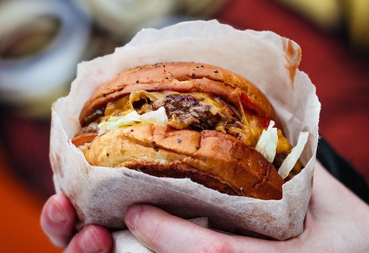 Investigadores analizan el impacto de las hamburguesas en la salud cerebral. Foto: Pexels